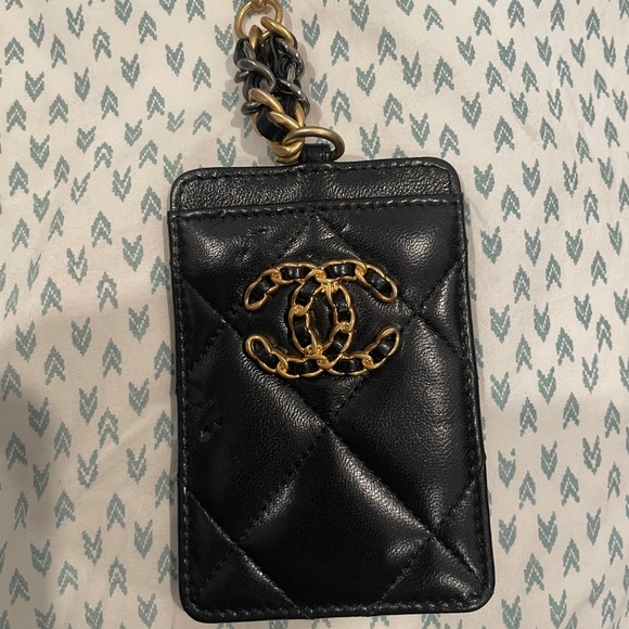 Chanel mátelasse badge/card holder - Picture 1 of 2